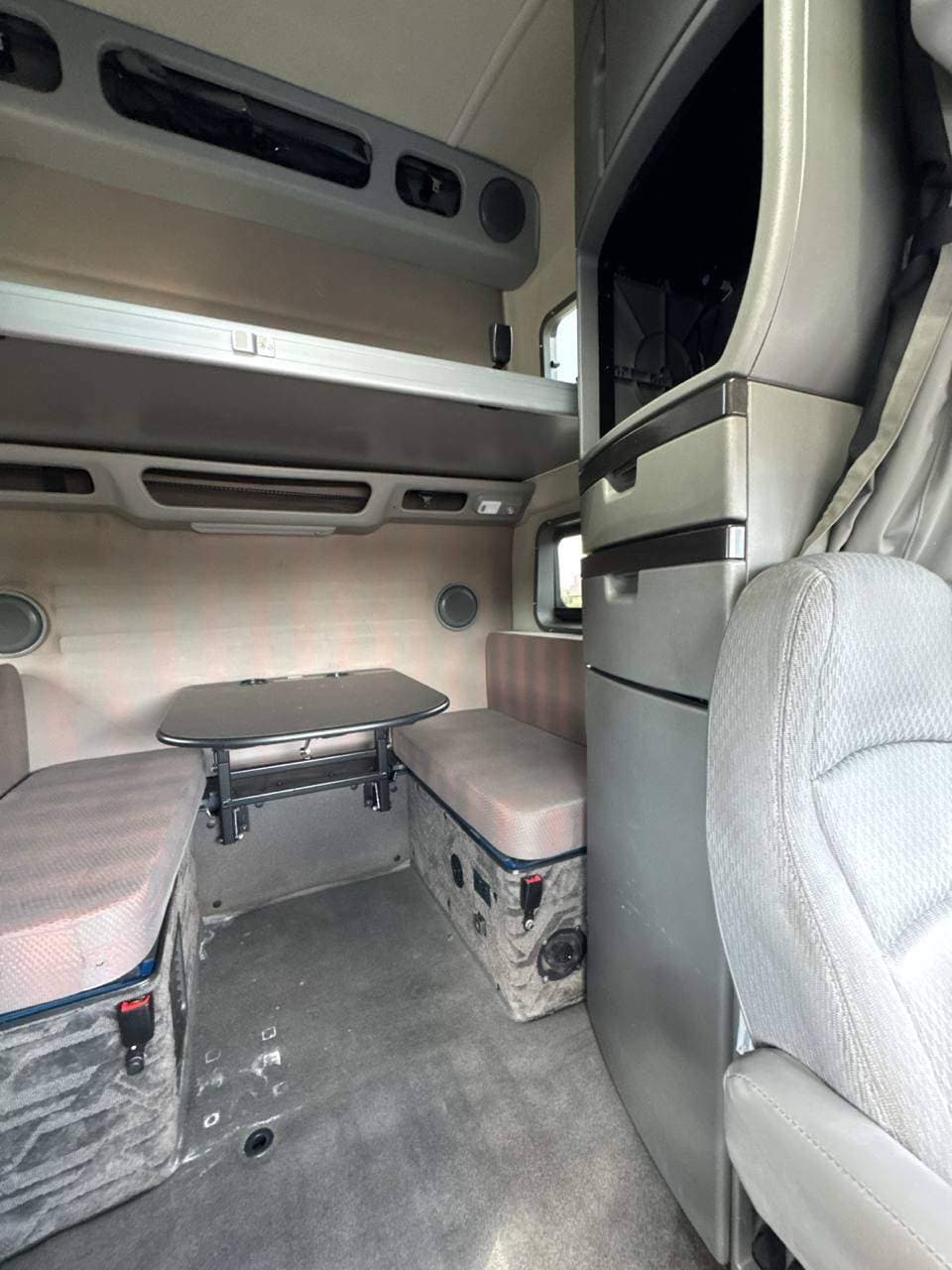 2022 Volvo VNL64T860 image 13