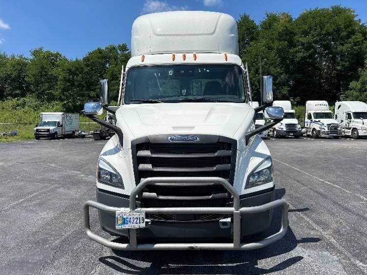2022 Freightliner Cascadia image 2