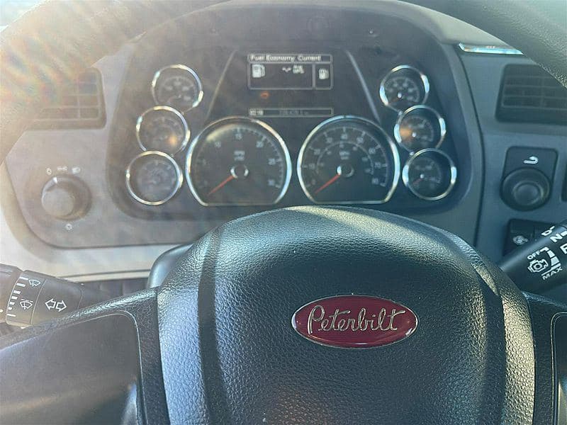 2020 Peterbilt 579 image 11