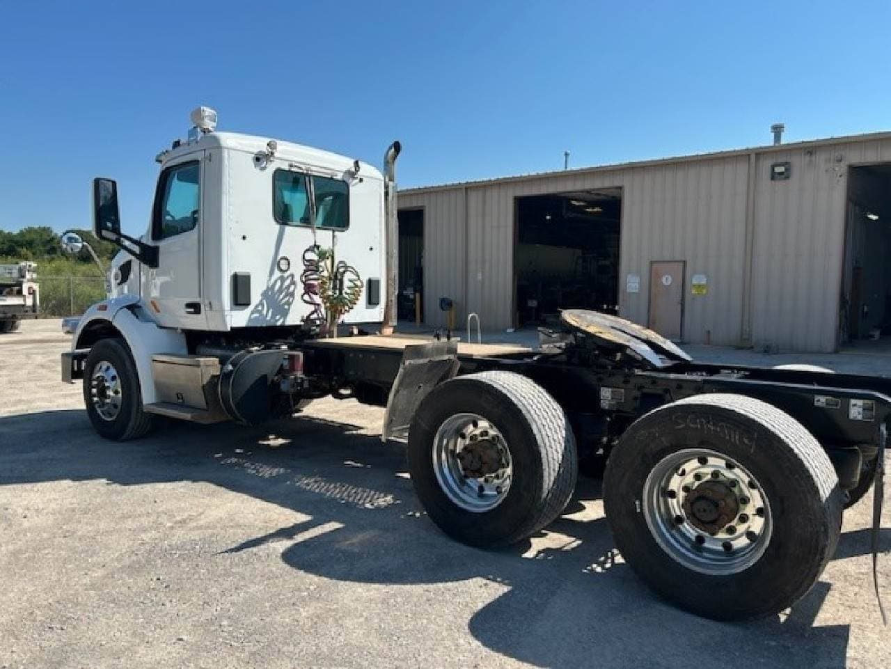 2021 Peterbilt 567 image 2