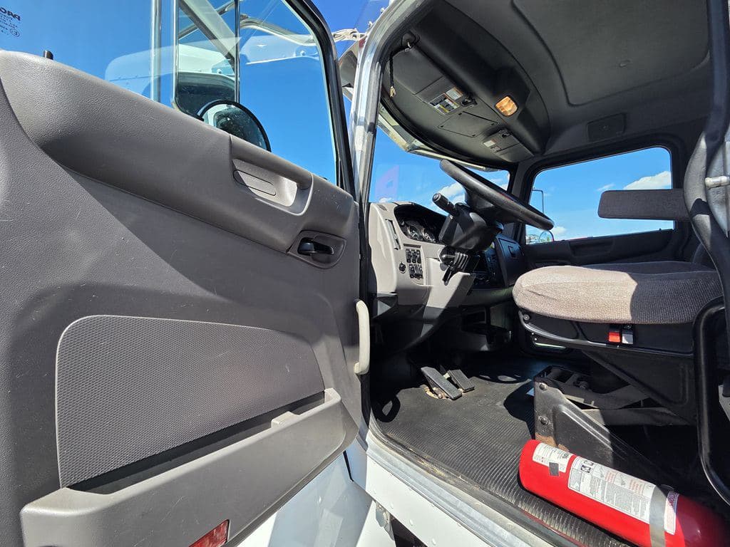 Used 2020 PETERBILT 330 image 23