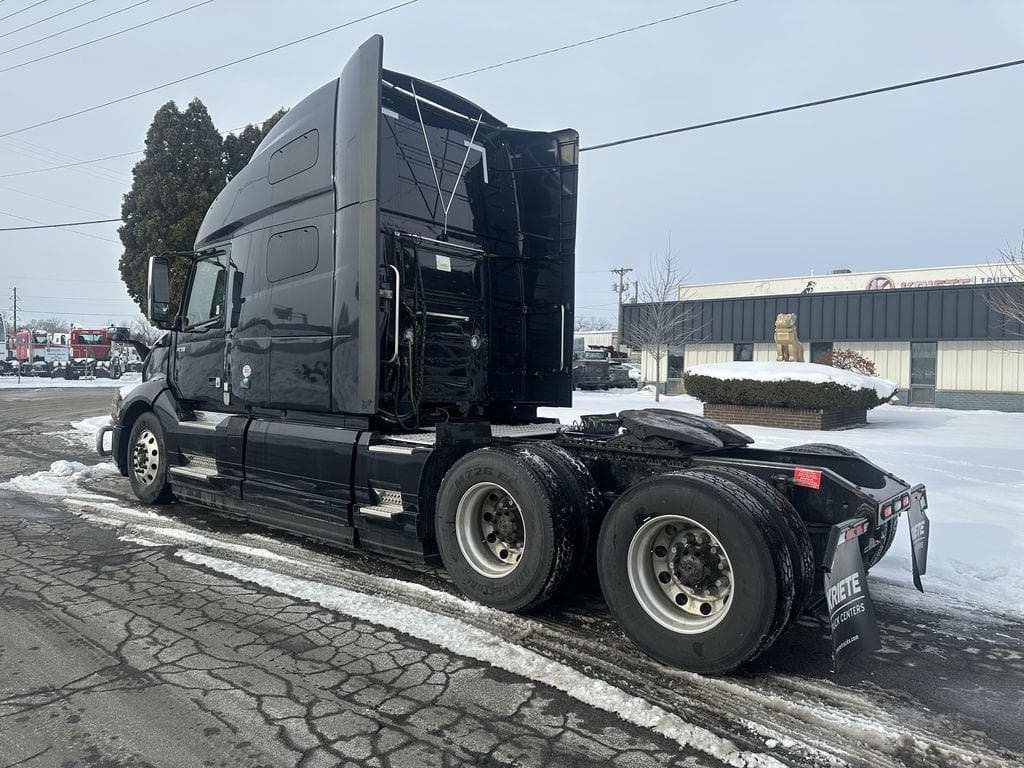 2021 Volvo VNL image 3