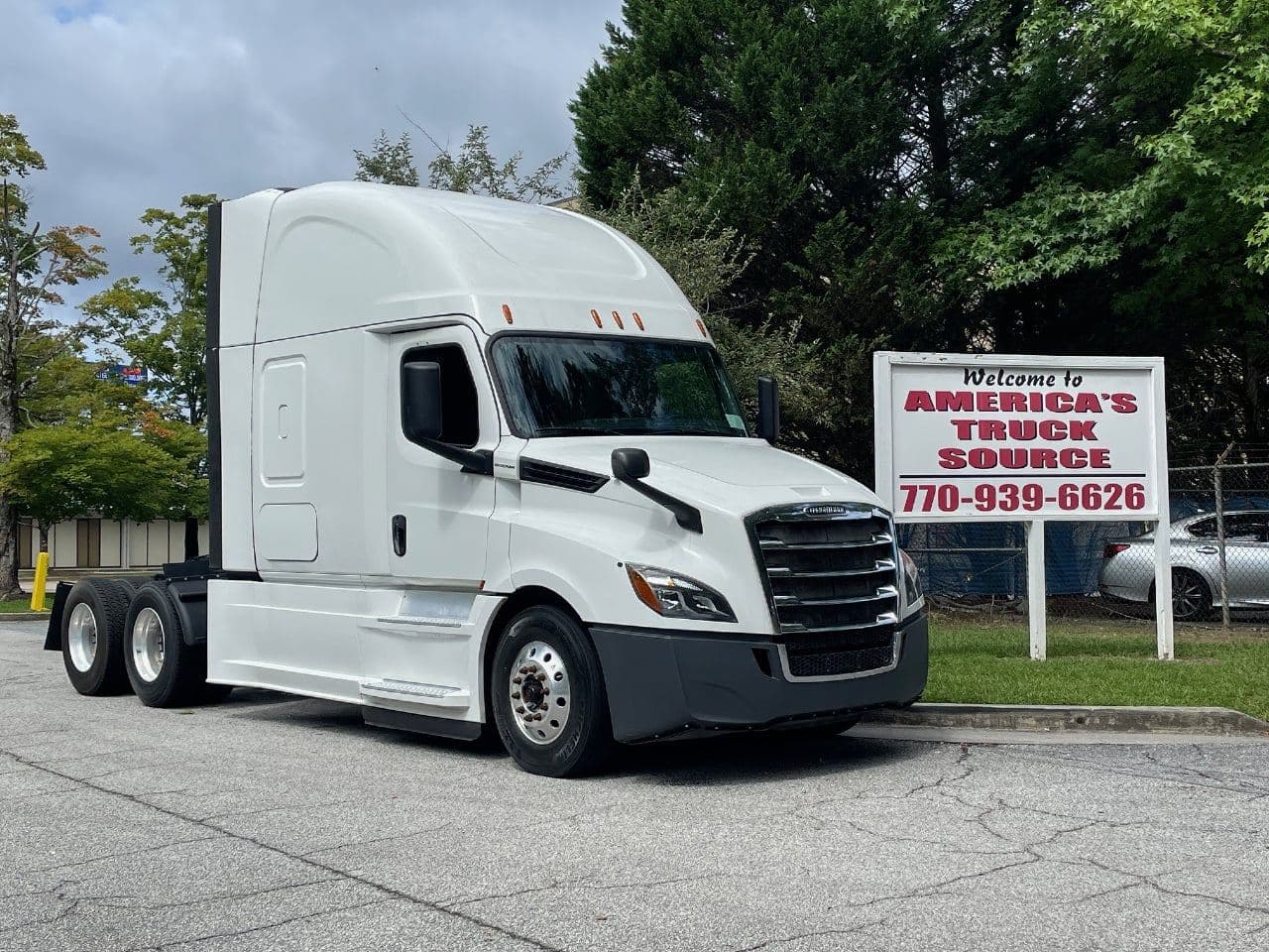 2019 Freightliner Cascadia 126 image 1