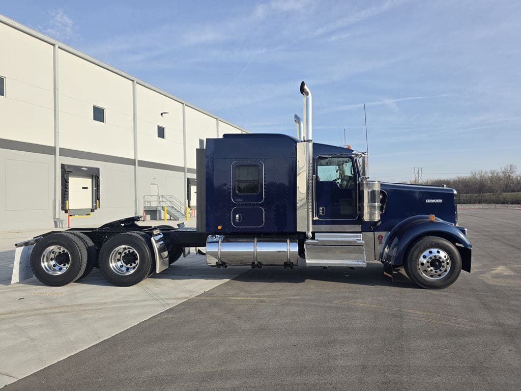Used 2023 KENWORTH W900L image 7