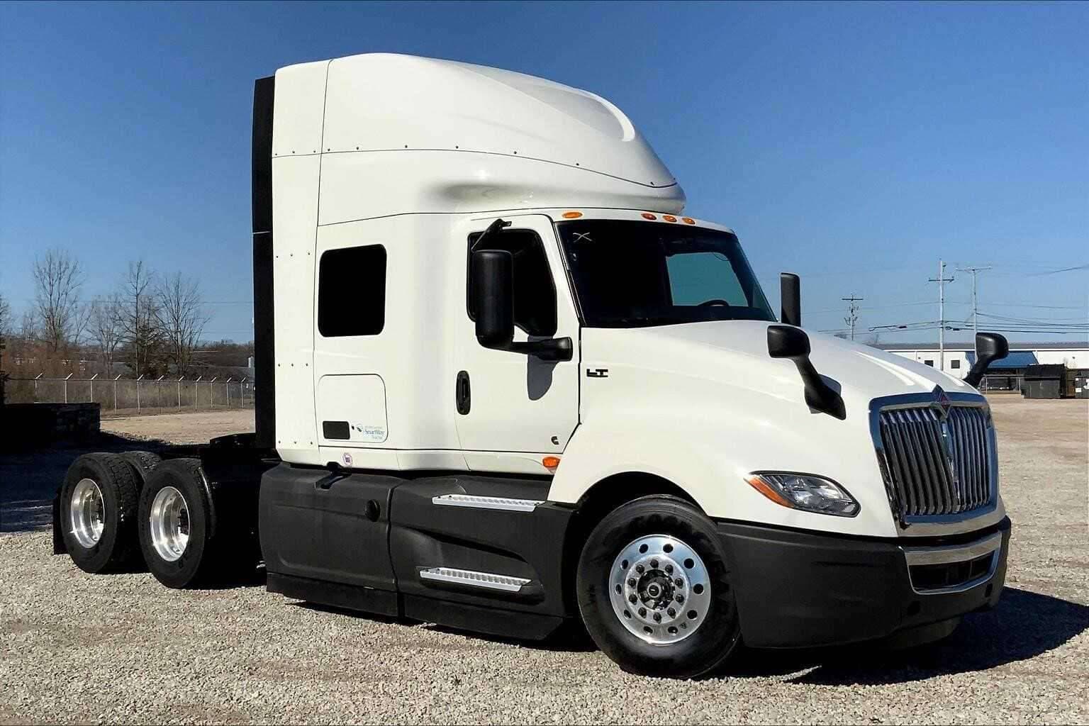 2022 International LT625 image 1