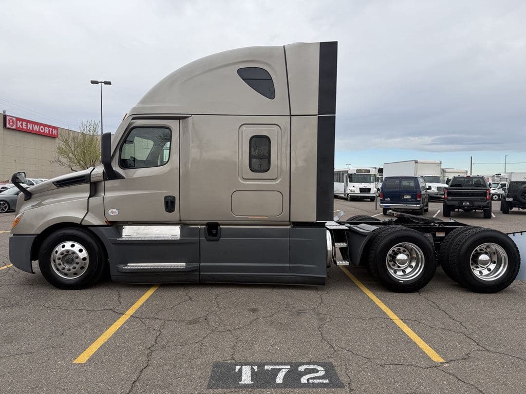 Used 2024 FREIGHTLINER PT126064ST image 13