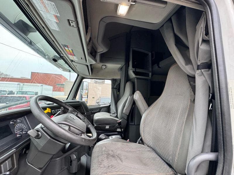 2020 Volvo VNL image 17