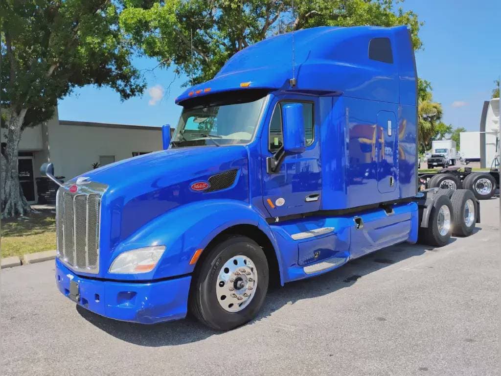 2022 Peterbilt 579 image 1