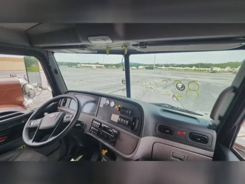 2023 Peterbilt 389 image 8