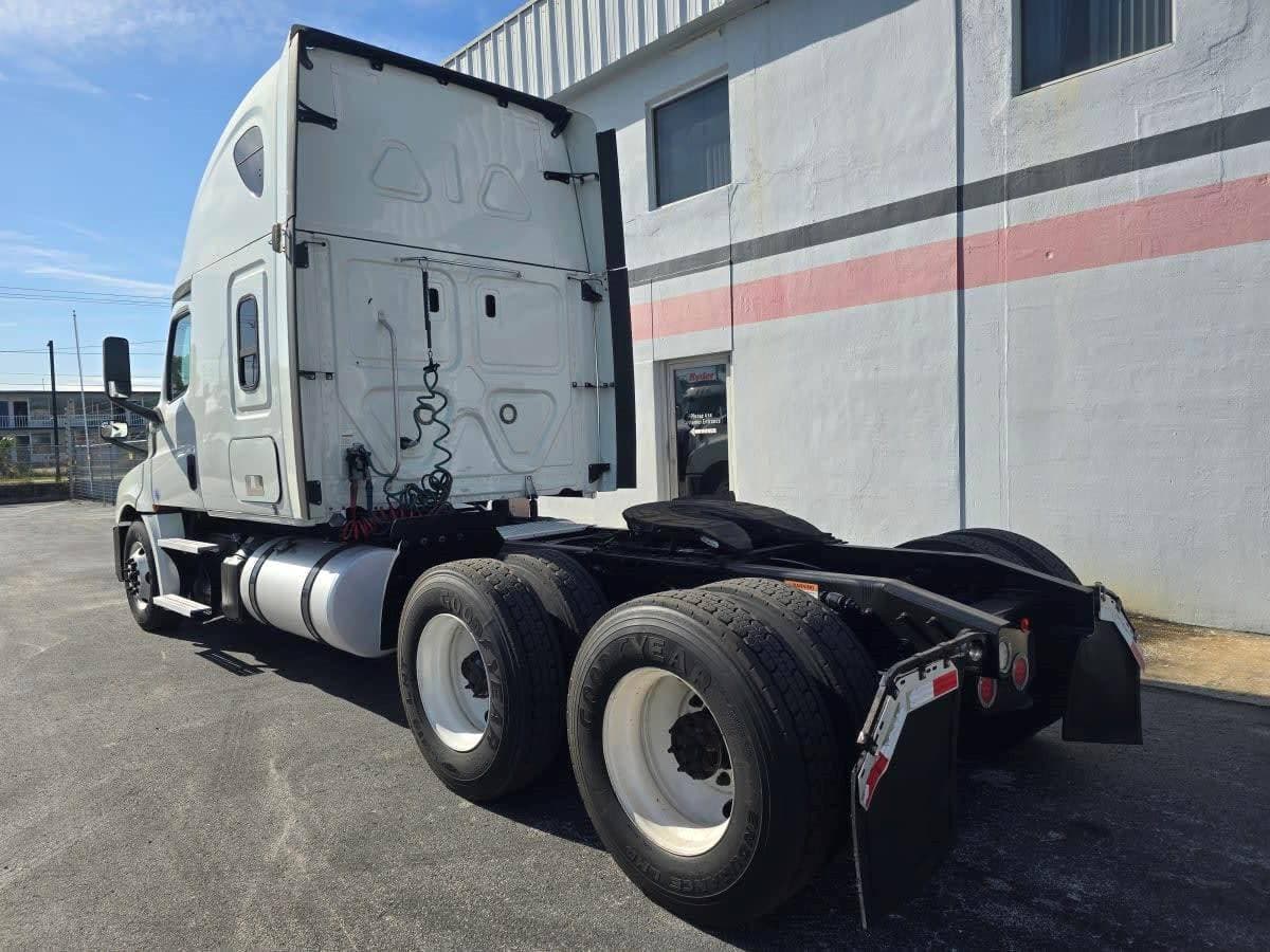 2020 Freightliner Cascadia 126 Sleeper Semi Truck - 80" Condo Sleeper, 455HP, 12 Speed Automatic image 4