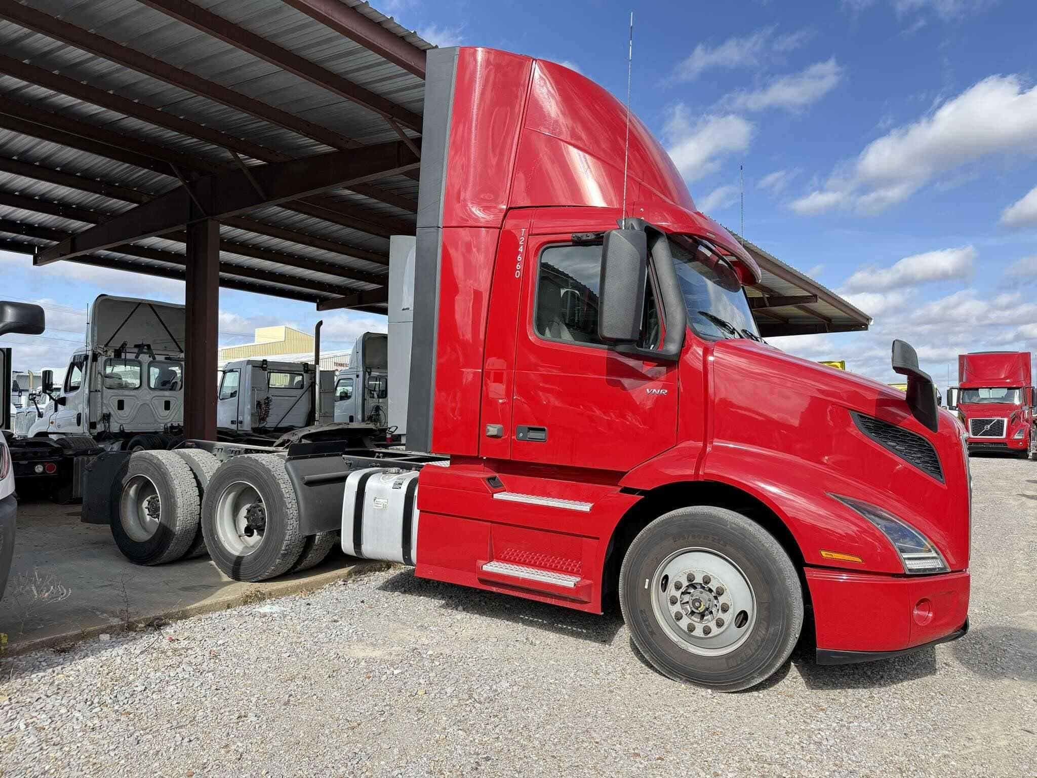 2021 Volvo VNR image 2