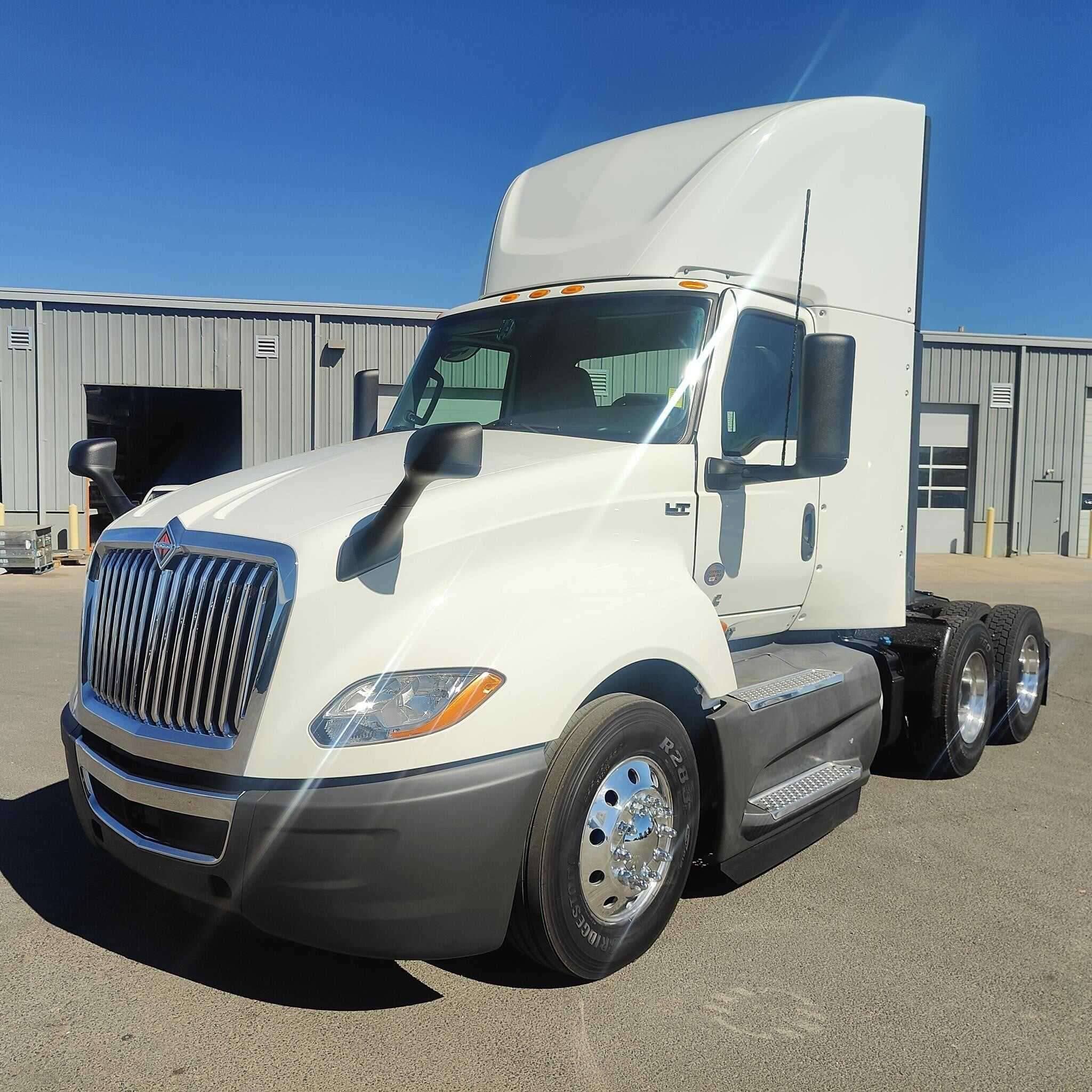 2021 International LT625 image 1