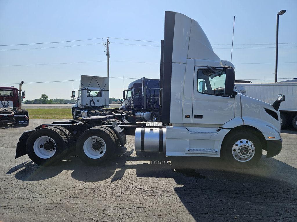 2020 Volvo VNR image 6