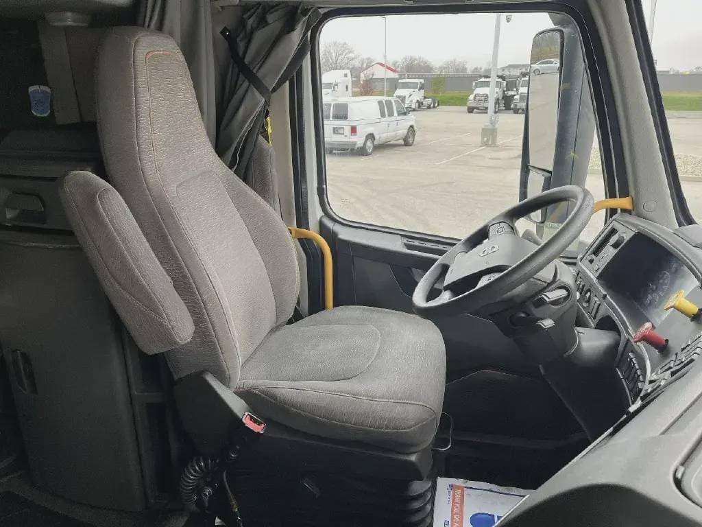 2022 Volvo VNL image 6