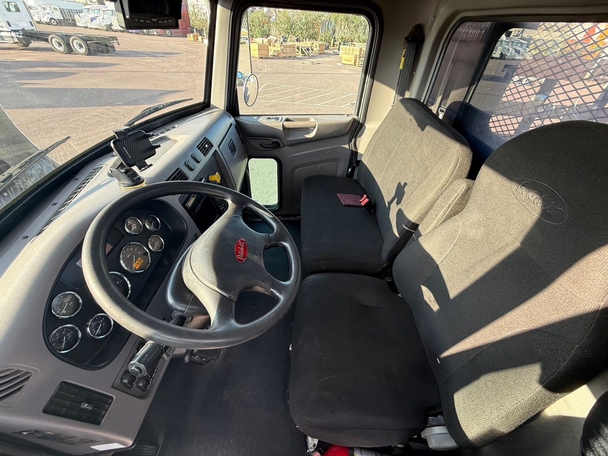 2020 Peterbilt 337 image 9