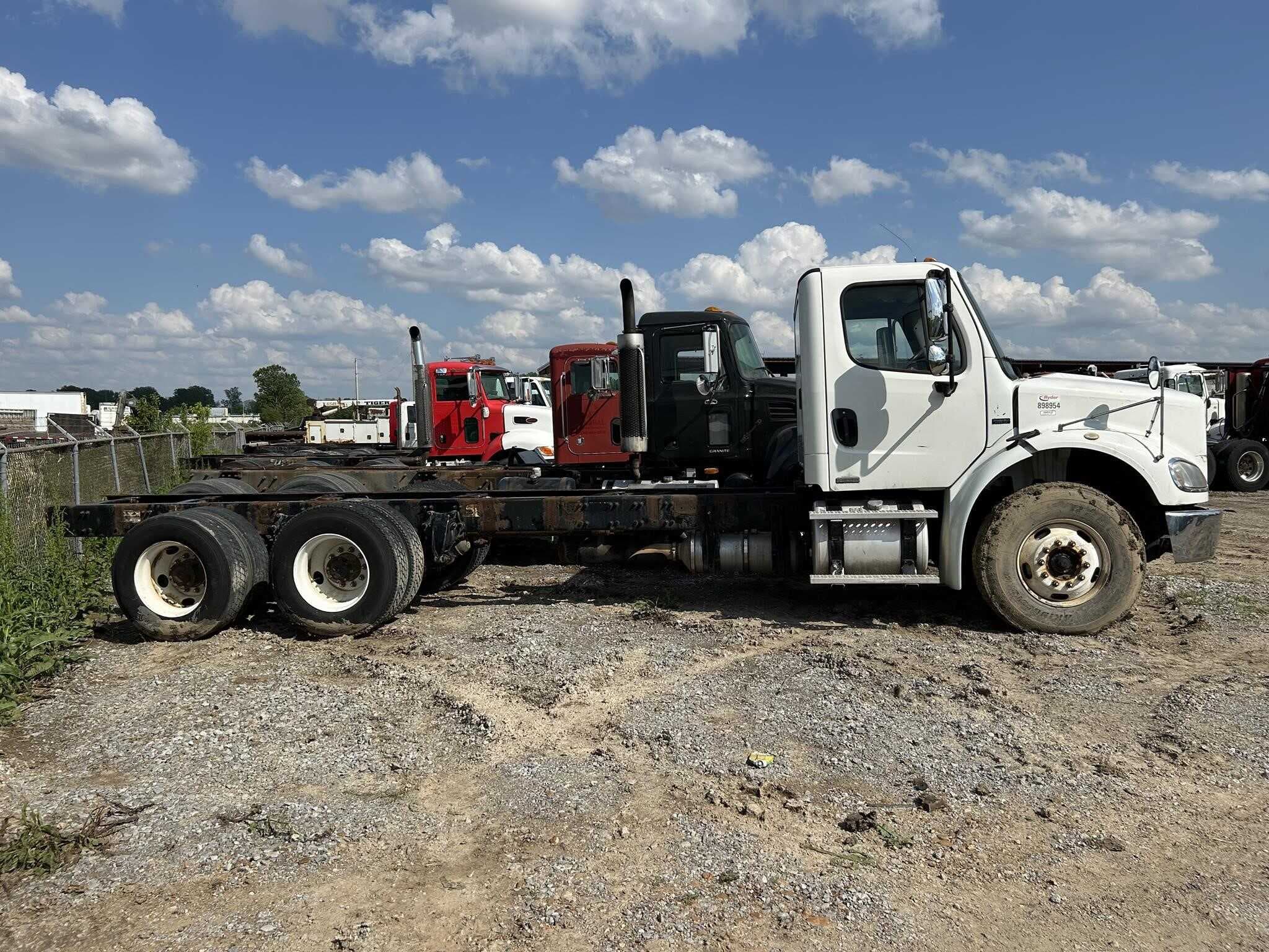 2010 Freightliner M2 112 image 2