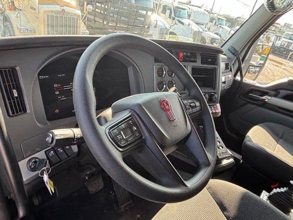 2025 Kenworth T880 image 10