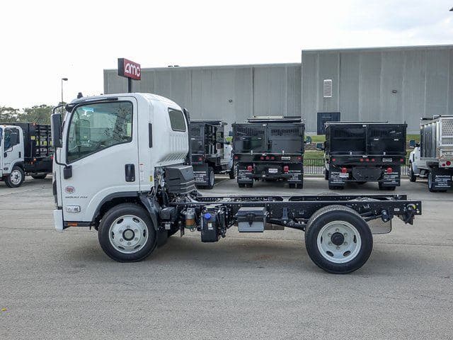 2025 Chevrolet 5500 XD LCF Diesel Work Truck 109" Wheelbase Cab Chassis image 6