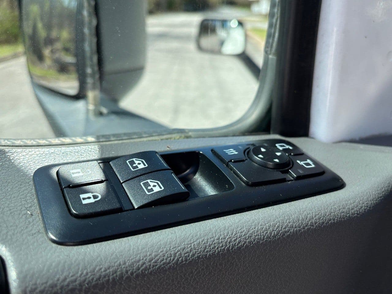 2018 International LT625 image 15