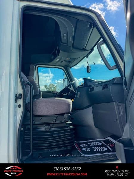 2022 International LT625 image 27