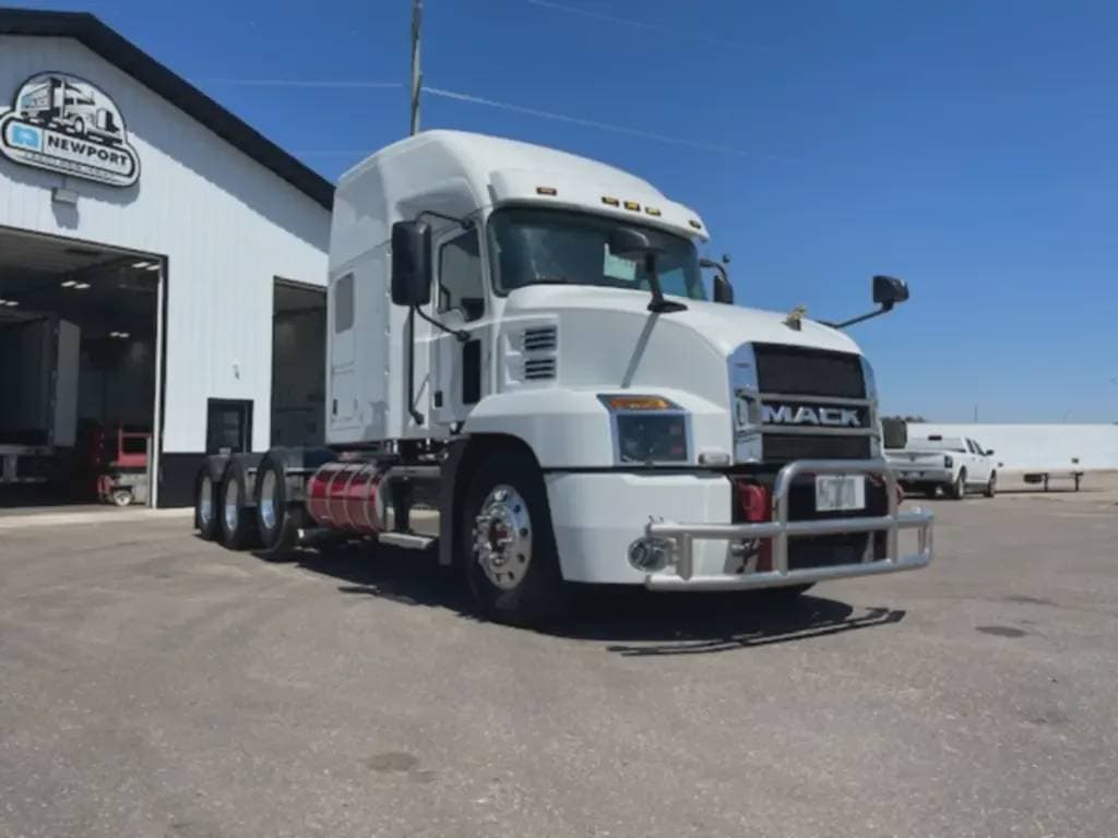 Used 2020 MACK Conventional - Sleeper Truck image 4