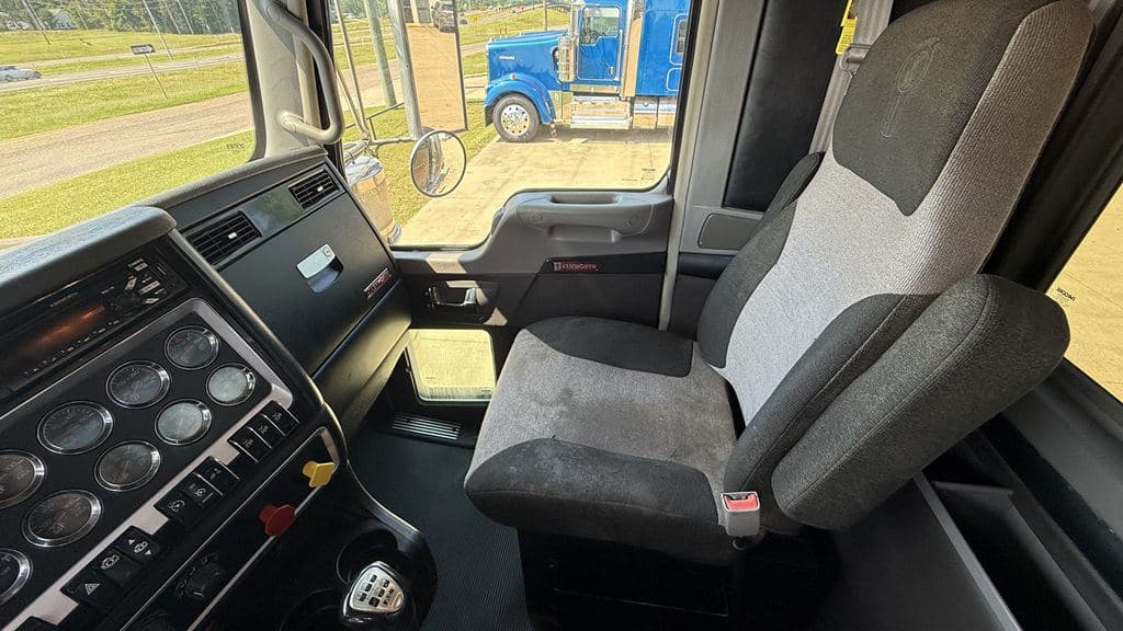 Used 2021 KENWORTH W900L image 13