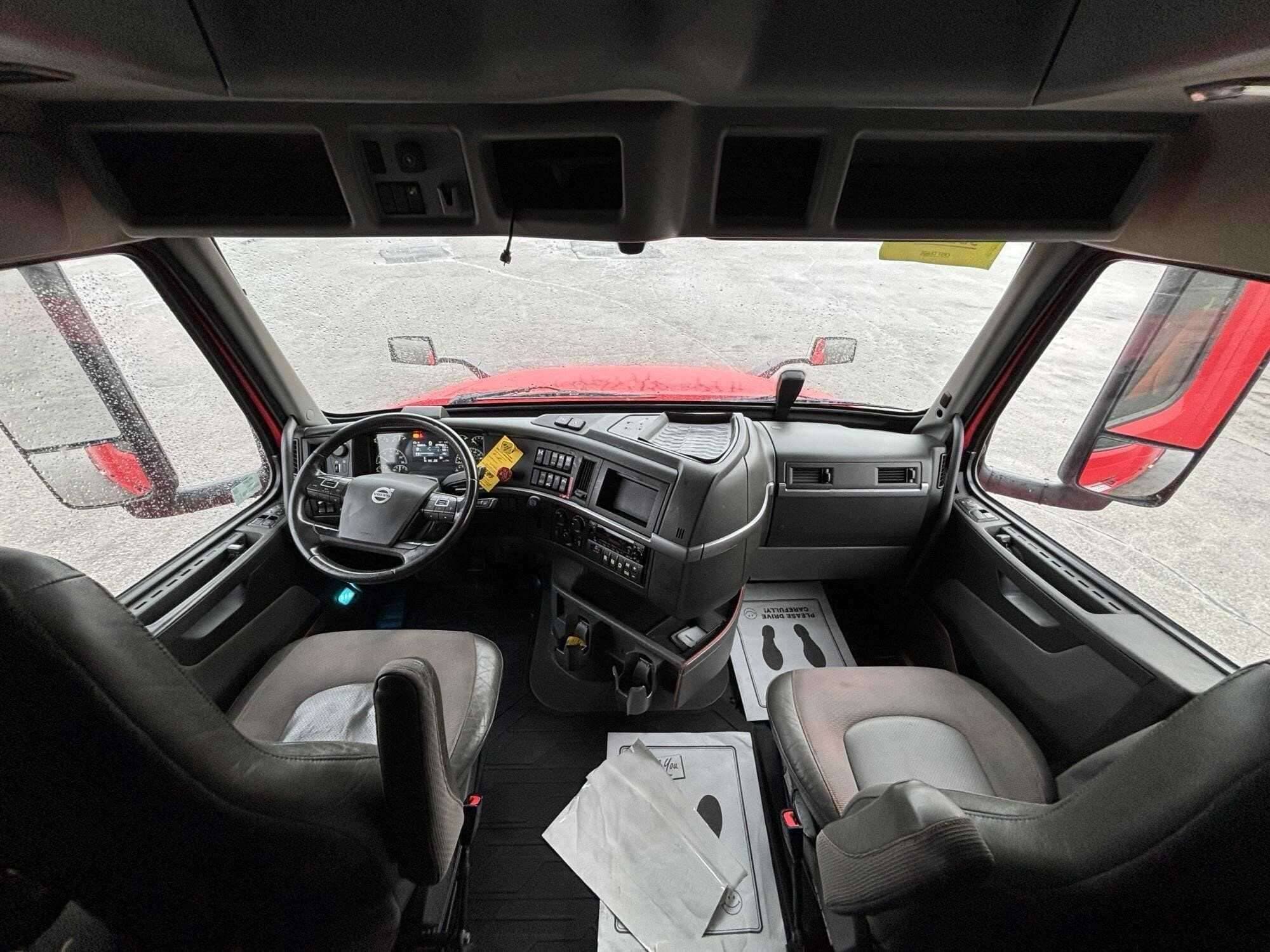 2022 Volvo VNL image 5