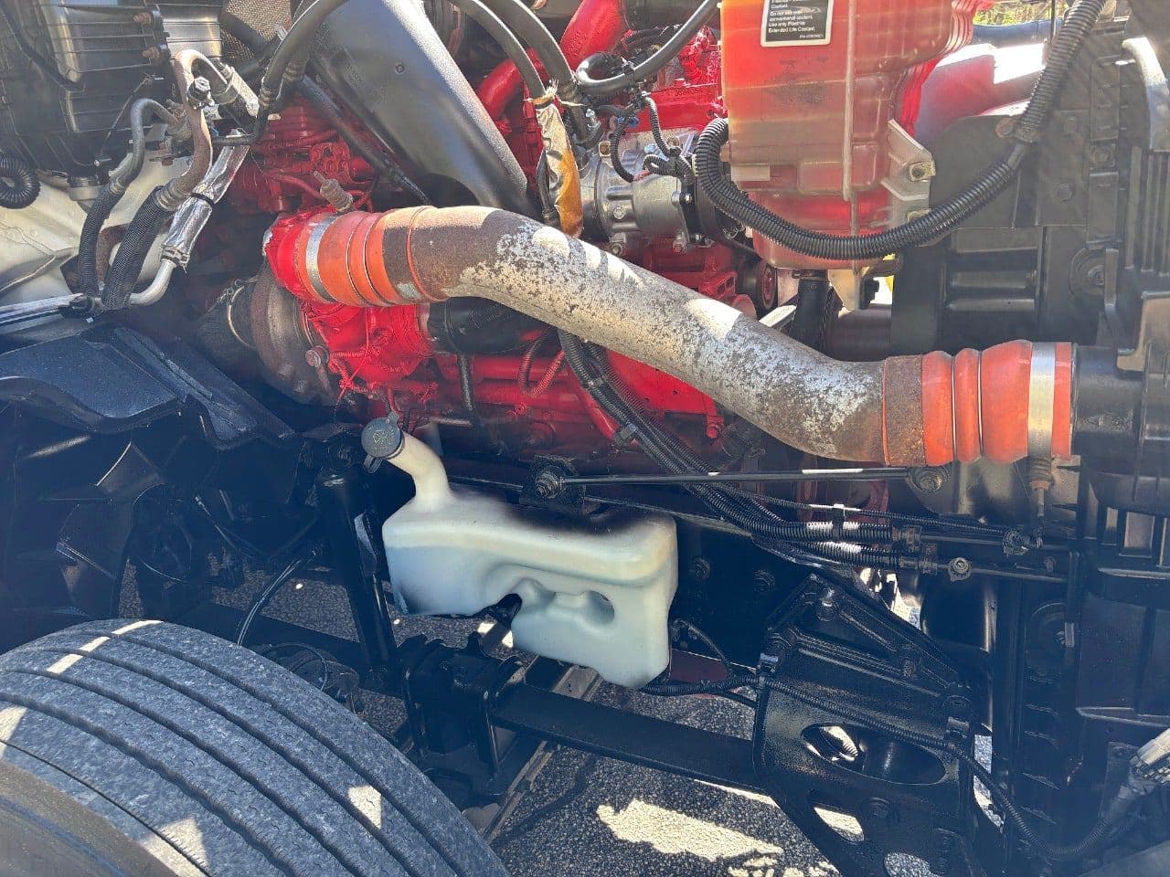 2018 International LT625 image 15