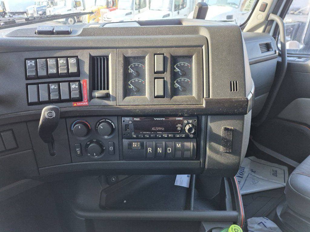 2023 Volvo VNL64T860 image 12