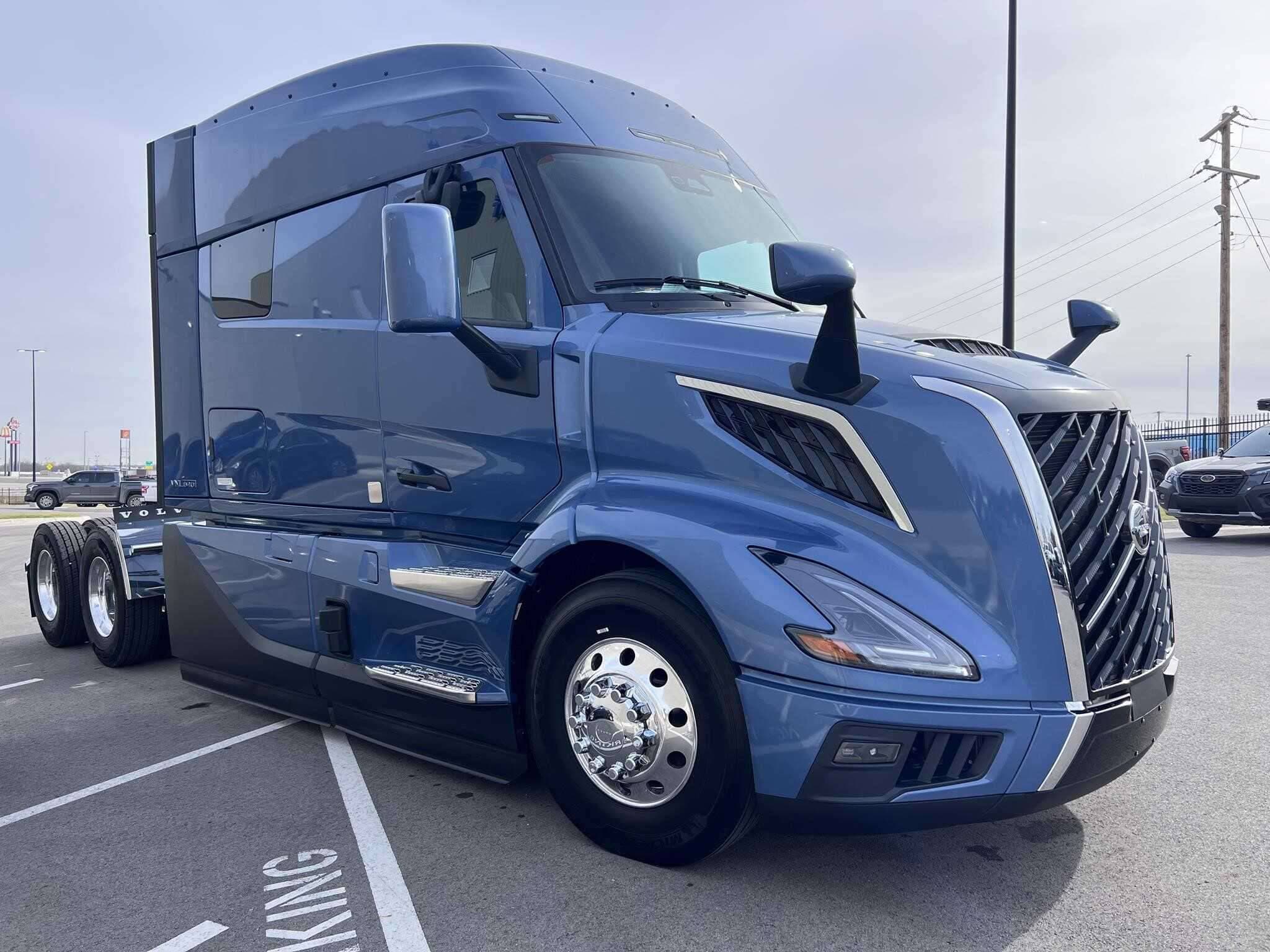 2026 Volvo NEW VNL image 2