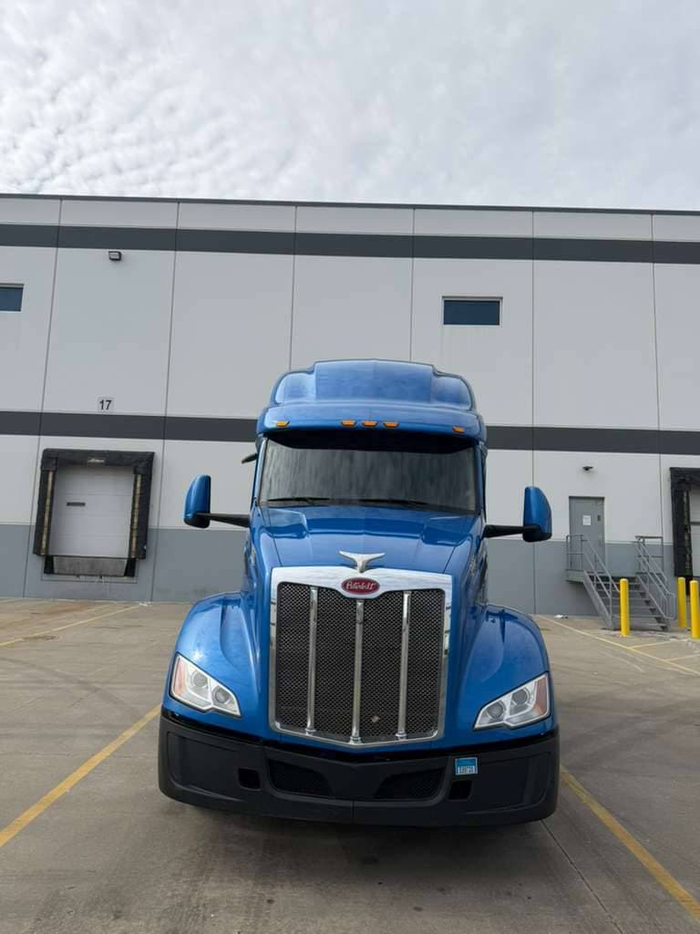 2023 Peterbilt 579 image 3