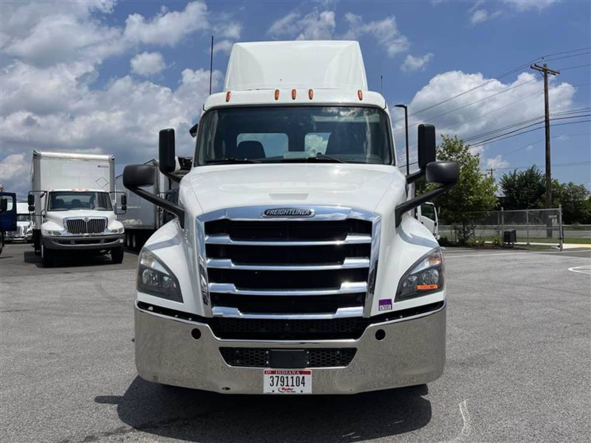 2019 Freightliner Cascadia 126 Day Cab Truck - 450HP, 12 Speed Automatic image 2