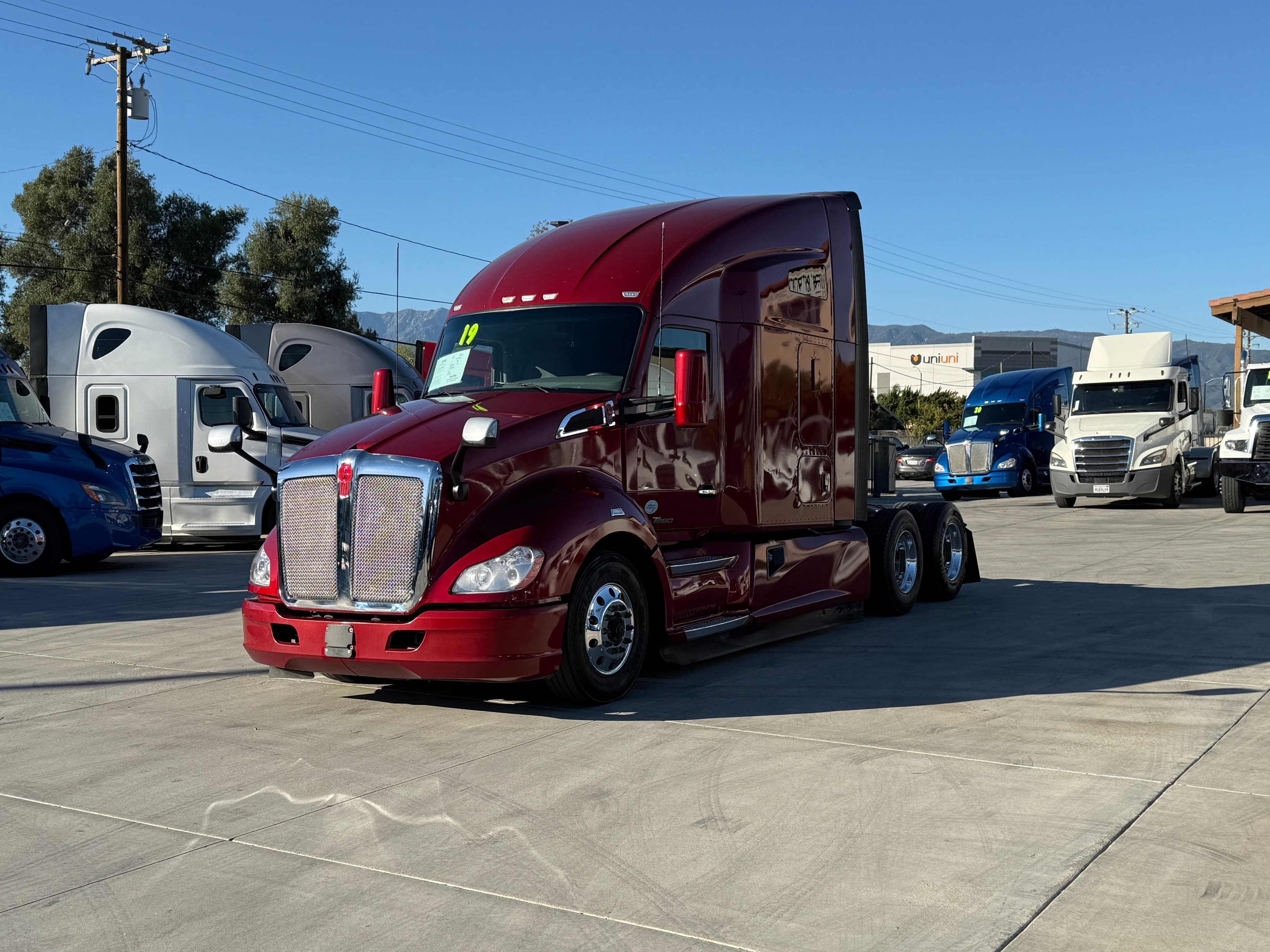 2019 Kenworth T680 image 1