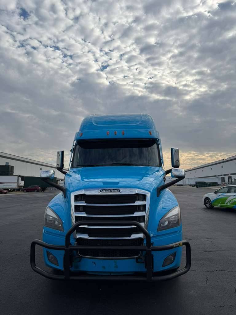 2022 Freightliner Cascadia image 2