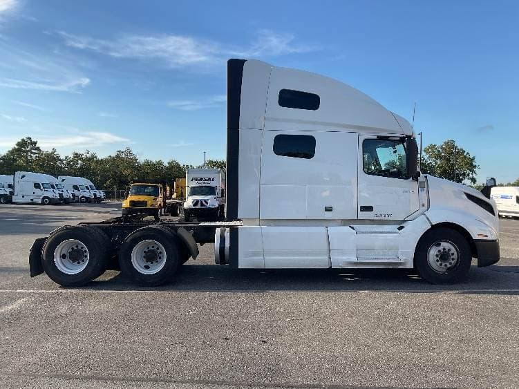 2022 Volvo VNL image 8
