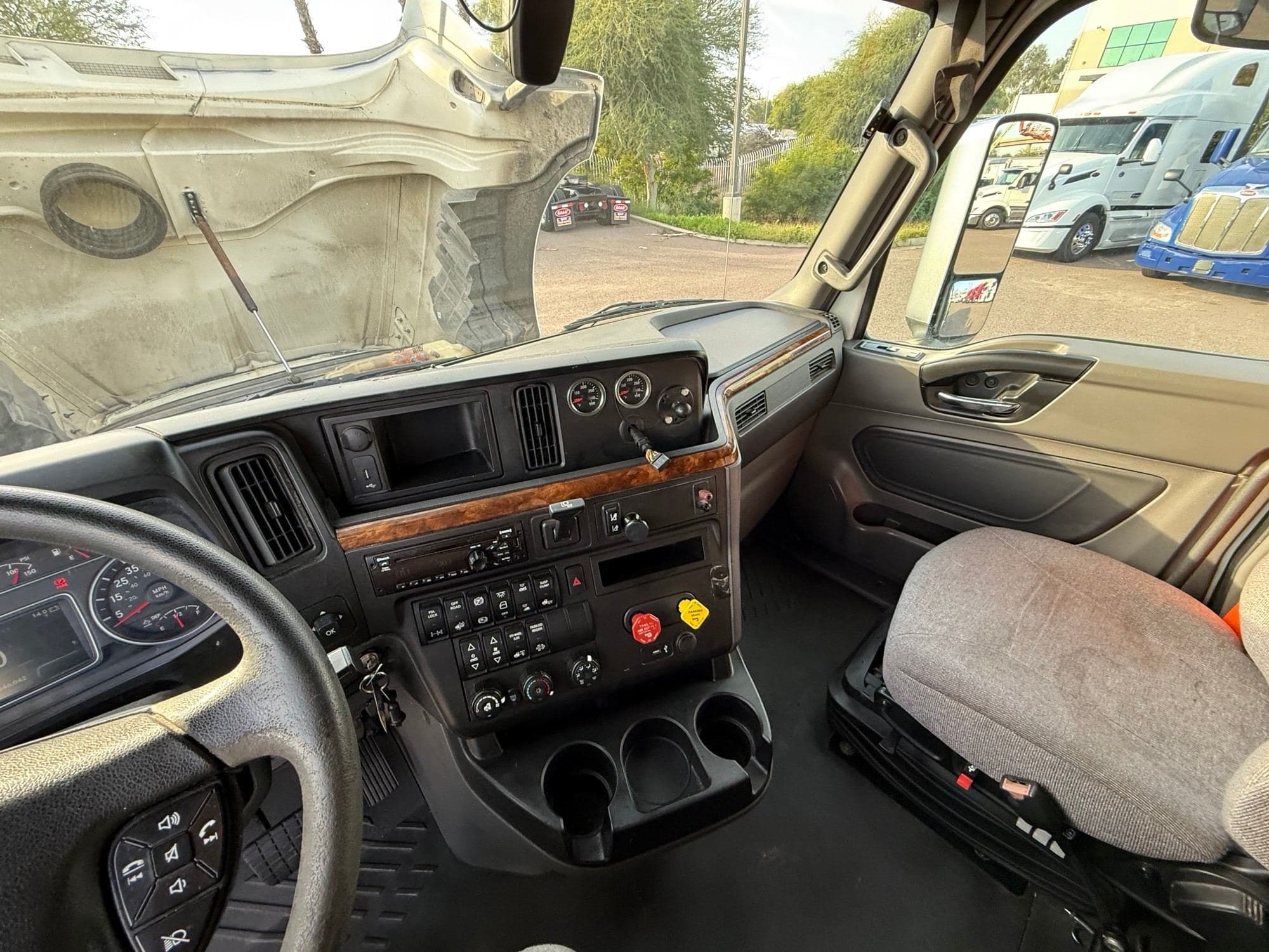 2020 International LT625 image 10