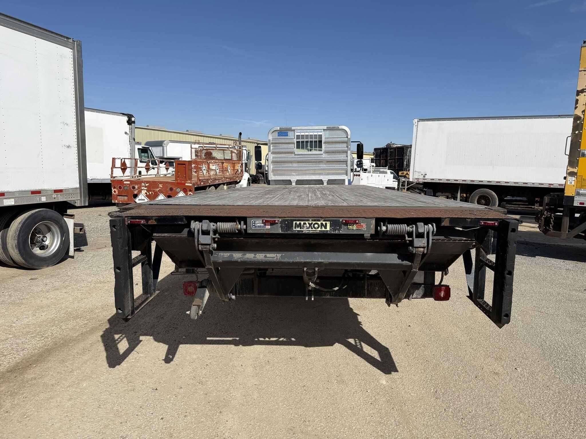 2017 Freightliner M2 image 10