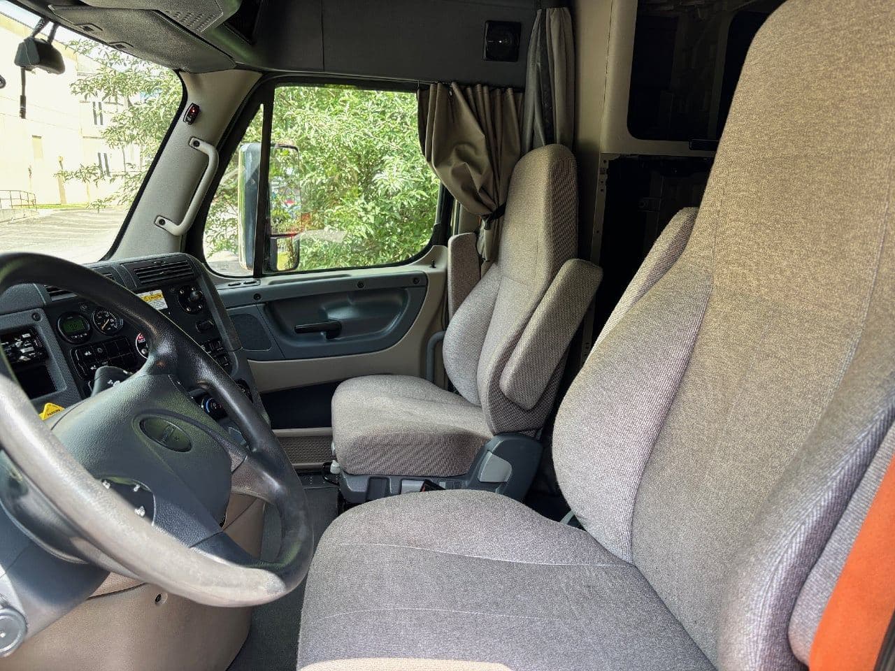 2020 Freightliner Cascadia 125 image 18