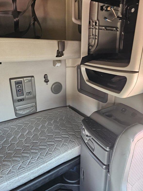 2023 Volvo VNL64T760 image 6