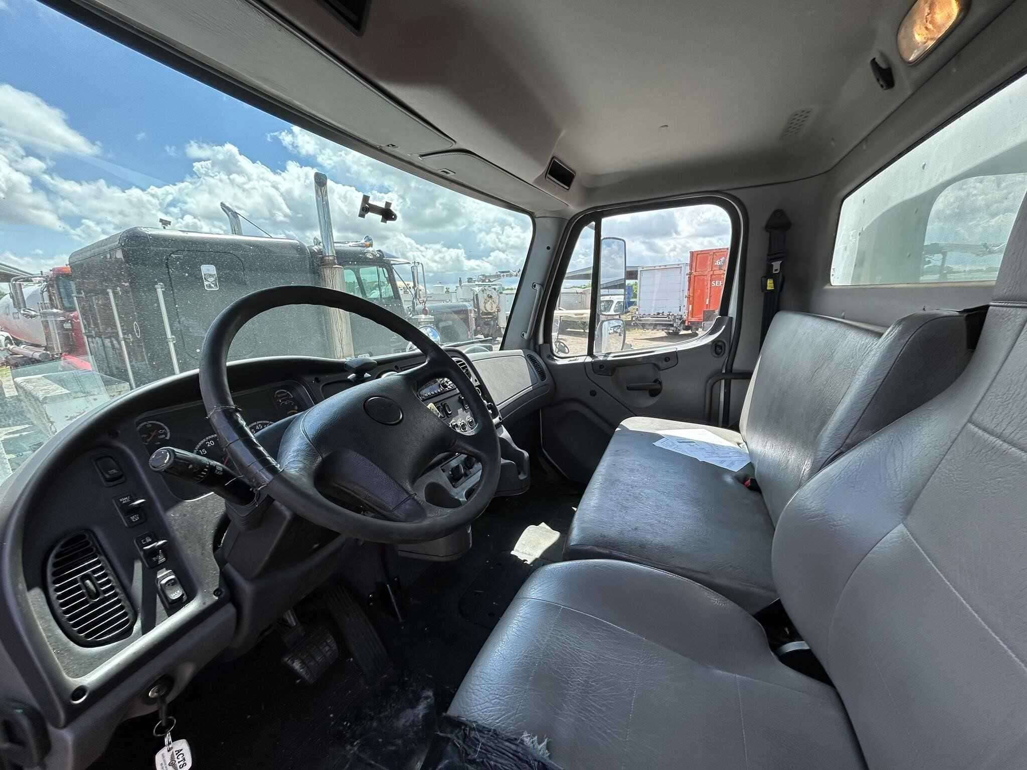 2018 Freightliner M2 image 8