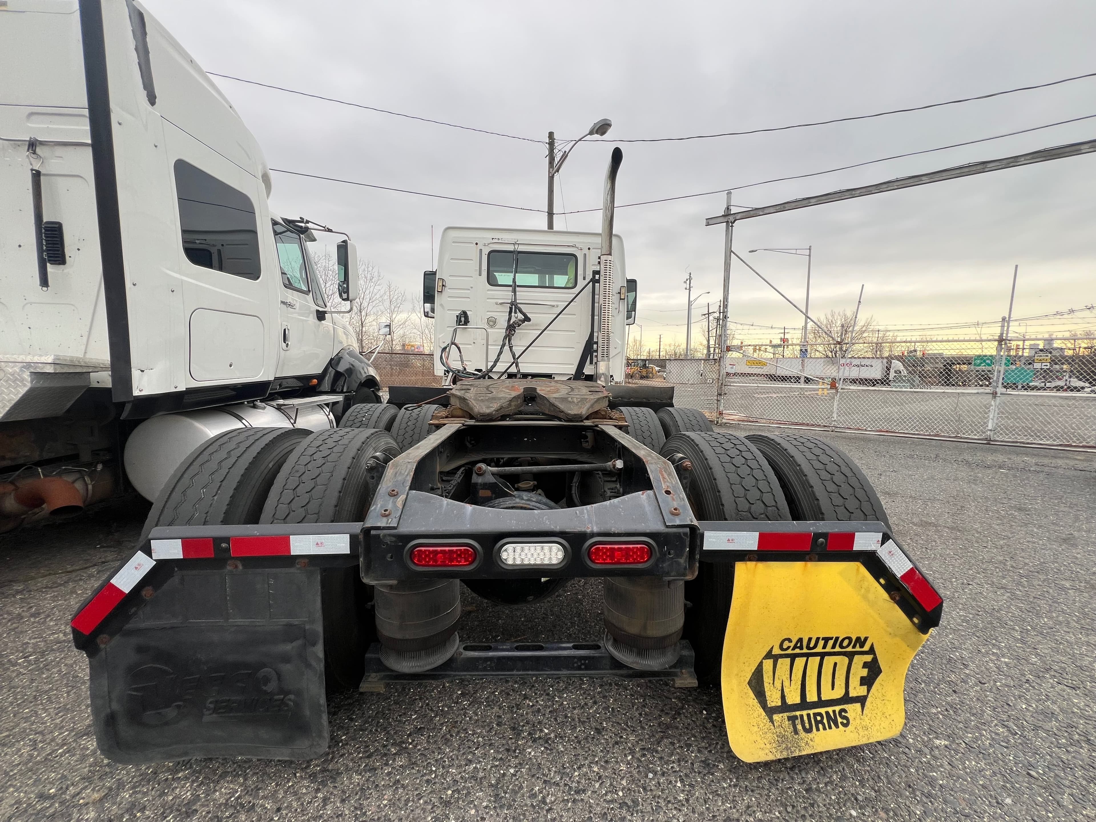 2012 Volvo VNL image 3