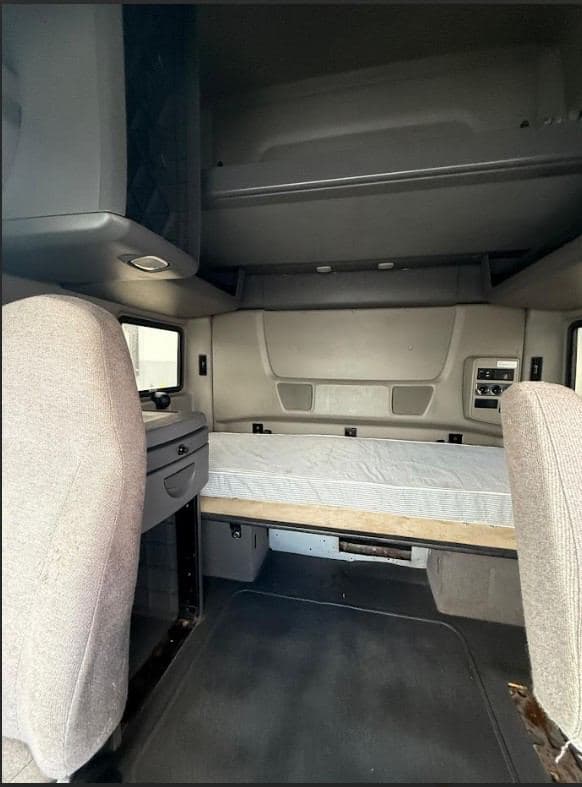 2020 International LT625 image 10