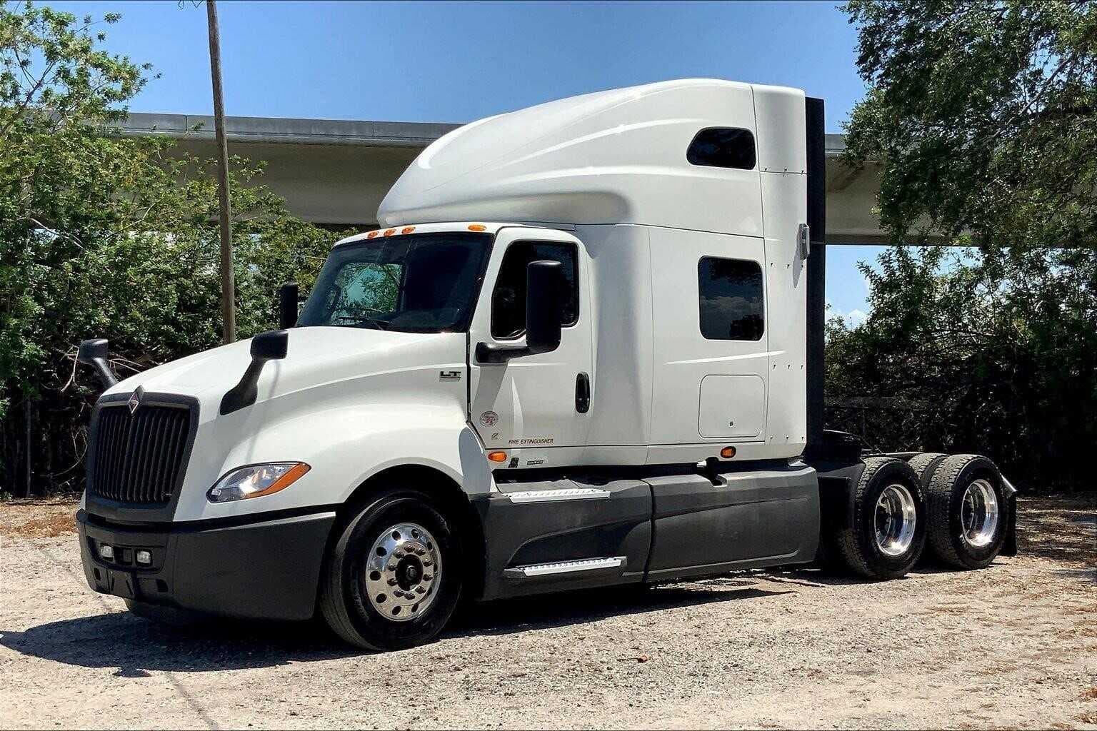 2021 International LT625 image 3