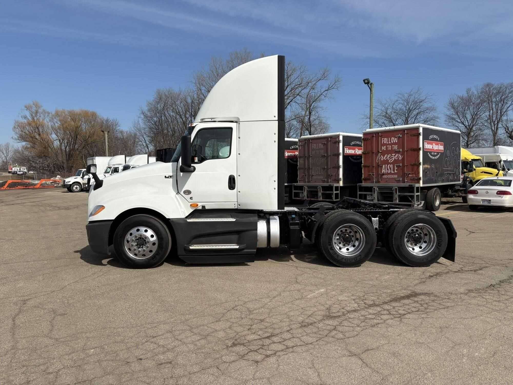 2021 International LT625 image 2
