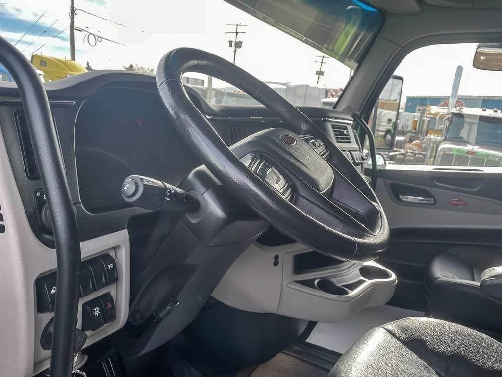 2025 Peterbilt 589 image 11