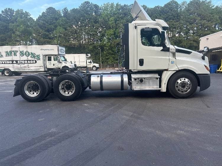 2019 Freightliner Cascadia 126 Day Cab Truck - 455HP, 10 Speed Manual image 8