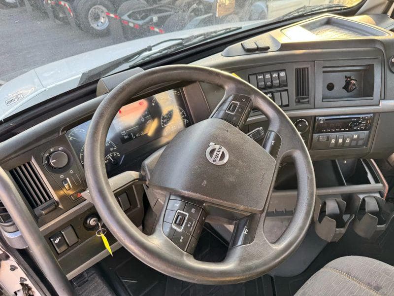 2020 Volvo VNL image 18