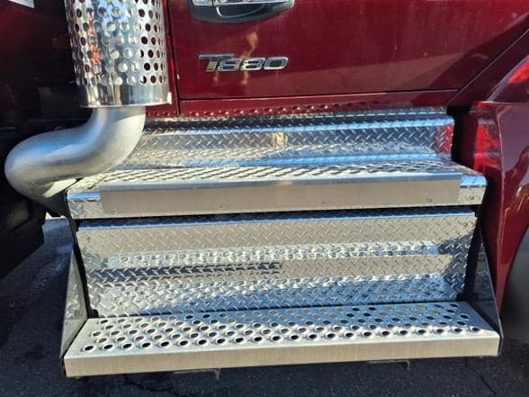 2025 Kenworth T880 image 3