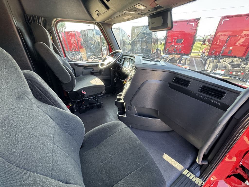 Used 2023 FREIGHTLINER PT126064ST image 27