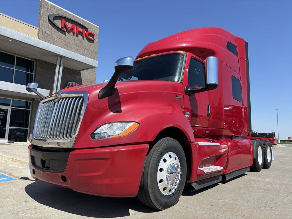 Used 2021 INTERNATIONAL LT625 image 2